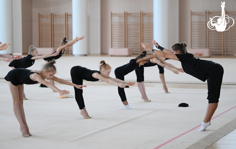 Dina Averina with gymnasts during the master class at the Academy