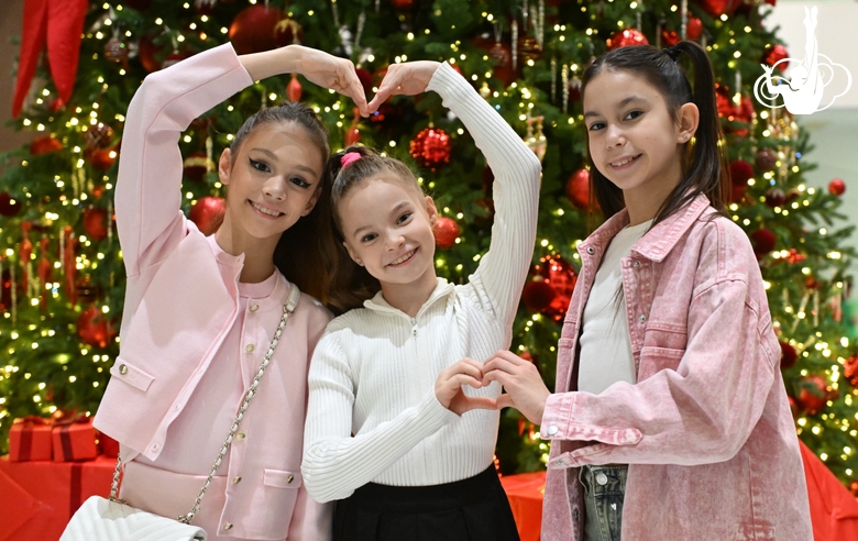 Элина Хабирова, Лия Родионова и Малика Тимуршина во время новогодней елки