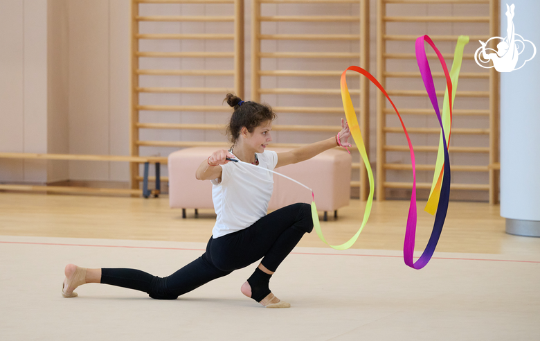 Каролина Тарасова во время тренировки в Академии с участием олимпийской чемпионки Алины Кабаевой