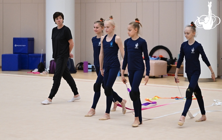 Хореограф фестиваля «Алина» Ирина Зеновка и групповички-юниорки Академии во время постановки программы