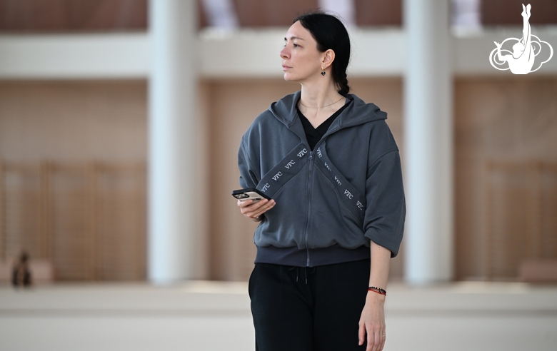 Хореограф Наталья Белугина во время постановки программы в Академии