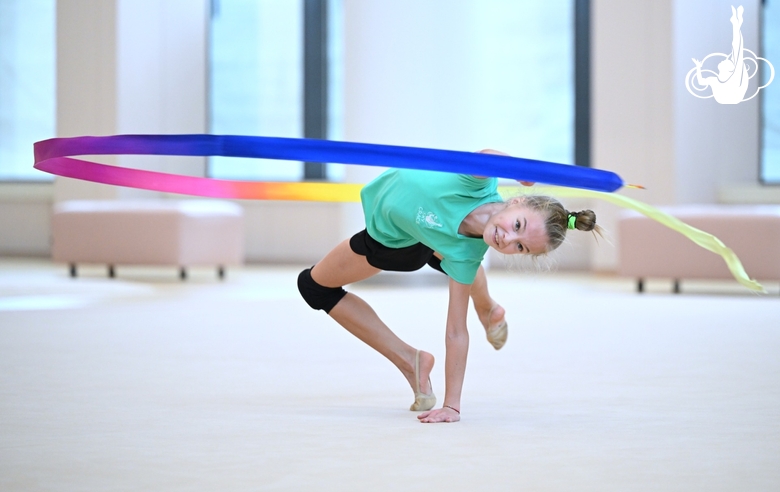 Лия Родионова во время тренировки перед всероссийскими соревнованиями «Юные гимнастки»