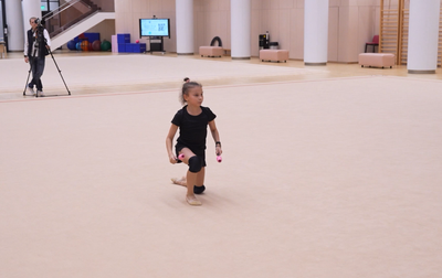 We continue watching the Olympic champion working with the Academy gymnasts!