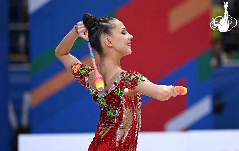 Mariia Borisova during the exercise with clubs