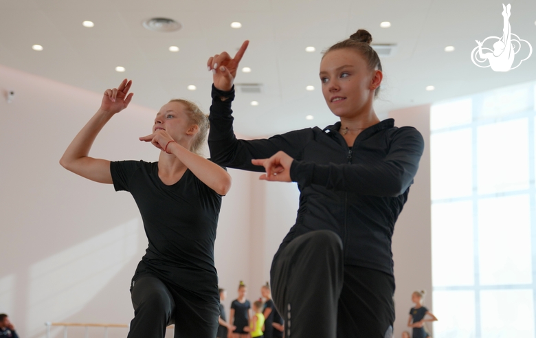 Glafira Morzhukhina and Alisa Medvedeva during the Alla Dukhova TODES Theater master class