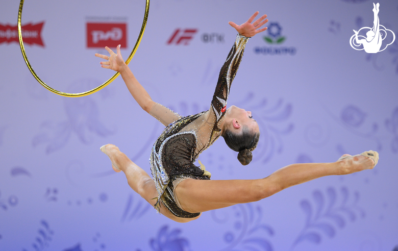 Алиса Медведева во время упражнения с обручем