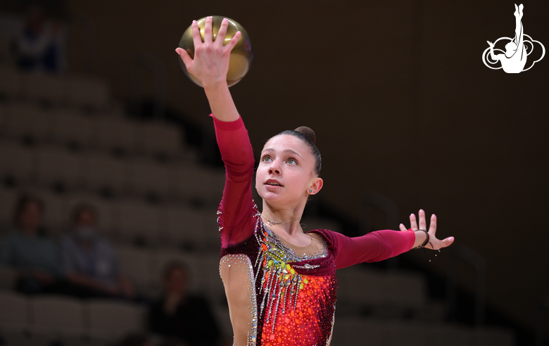 Арина Ковшова во время упражнения с мячом