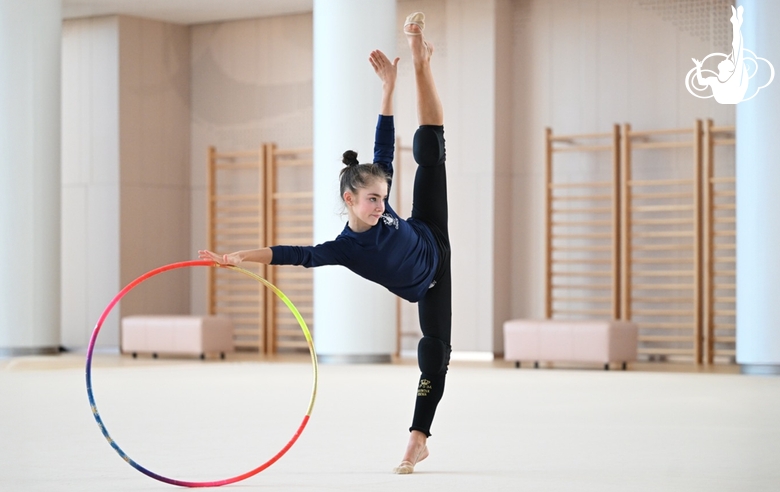 Ксения Савинова во время тренировки с участием тренера Лауры Акоста из Мексики