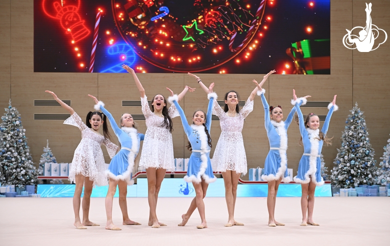 Гимнастки Академии во время новогодней елки