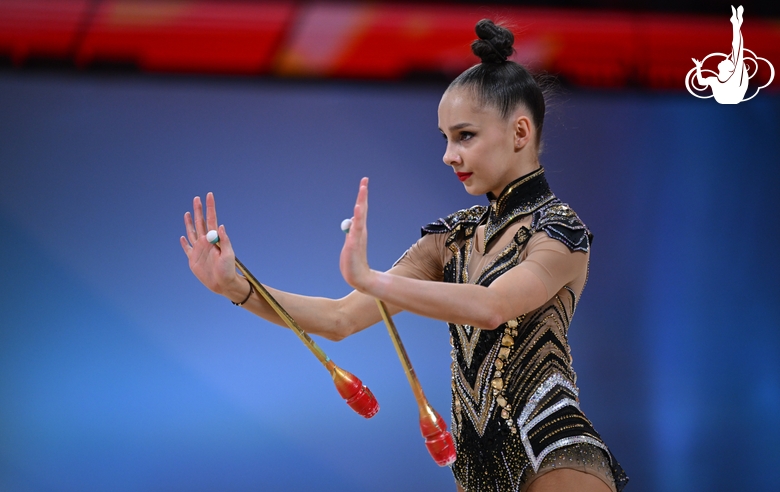 Mariia Borisova during the exercise with clubs
