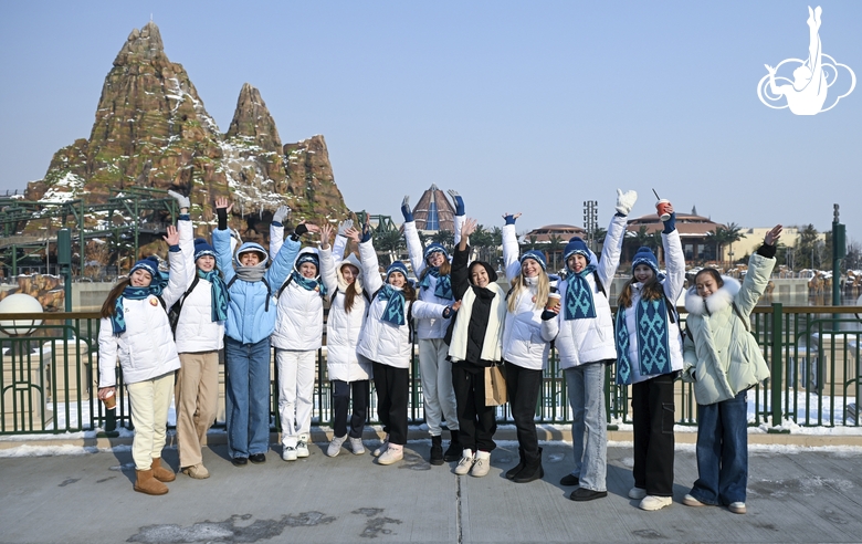 Tournament participants on an excursion to Universal Park