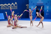 Юниорская сборная Российской Федерации во время упражнения с булавами