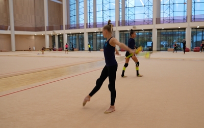 Для качественного выполнения пируэта в заднем равновесии и рисков гимнастке нужно отлично чувствовать тело и понимать технику