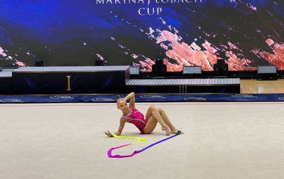 During one of her training sessions, Alina Kabaeva showed Evelina Tandalova a specific ribbon toss, a move Kabaeva herself used to perform, including at the 2004 Athens Olympics