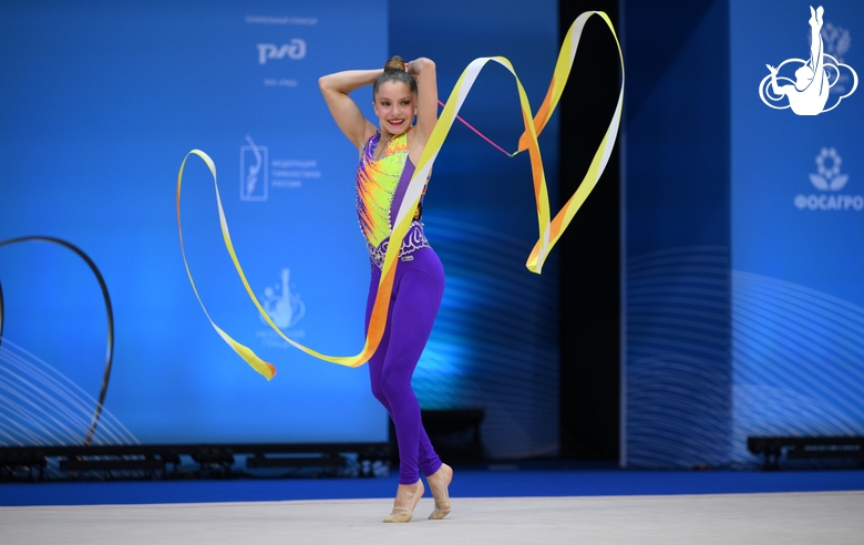 Jimena Dominguez during an exercise with a ribbon