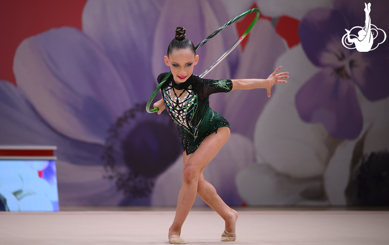 Софья Верхотурова во время упражнения с обручем