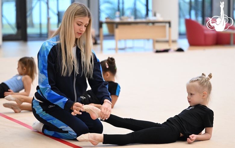 Тренер Елизавета Зорькина и юные гимнастки во время тренировки