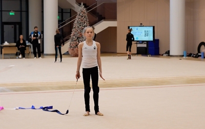 Во время выступления гимнастке нужно слушать музыку и двигаться в такт, как в танце