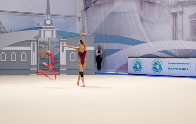 Alina Kabaeva and Natalia Lashchinskaya advise Mariia Borisova on how to more accurately time her ribbon routine to the music