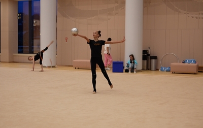 Alina Kabaeva assesses the exercise of Sonya Vorobyova from Moscow at the second stage of the Cup of the Strongest