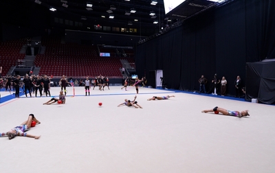 Alina Kabaeva reviewed a ball exchange with the junior group exercise gymnasts