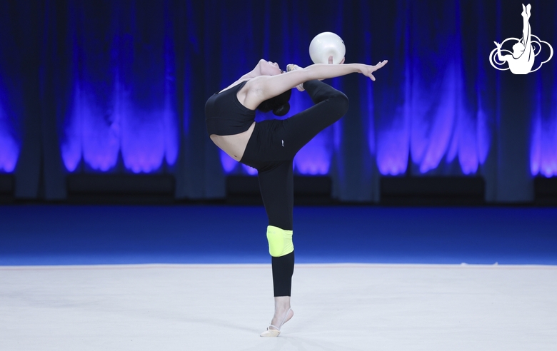 Cheng Xiyuan during an exercise with a ball at floor testing