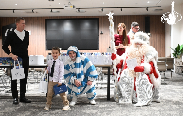 Участник новогодней елки в Академии единоборств во время получения подарка