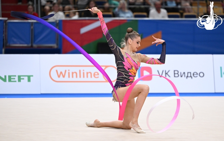 Darya Grokhotova during the ribbon exercise