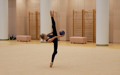 The Olympic champion shows how to throw the ball and how to catch it in the back