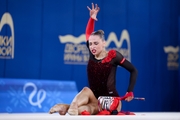Владислава Шаронова во время упражнения с лентой