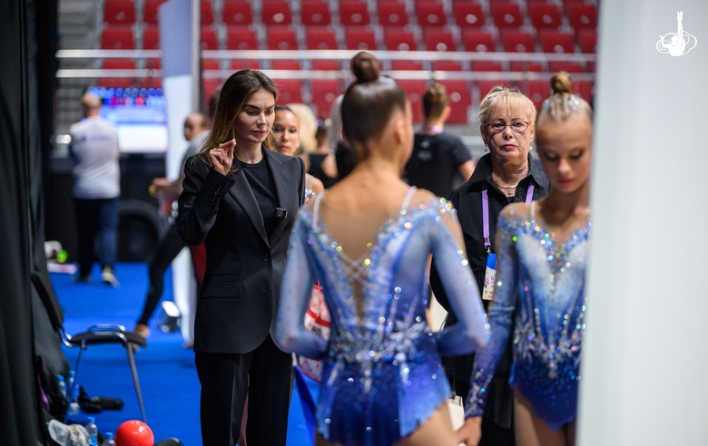 Олимпийская чемпионка Алина Кабаева перед выступлением групповичек Академии
