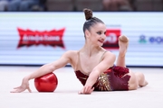 Милена Щенятская во время упражнения с мячом