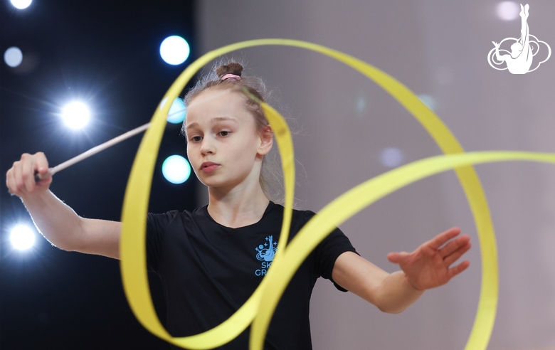 Yana Zaikina during the ribbon exercise at the podium training