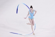 Анна Адмакина во время упражнения с лентой