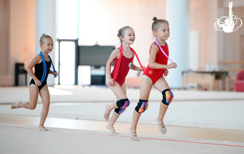 Юные гимнастки во время тренировки