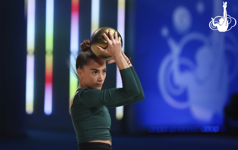 Marina Malpica during an exercise with a ball at floor testing