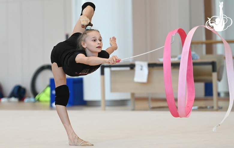 Yana Zaikina during an exercise with a ribbon