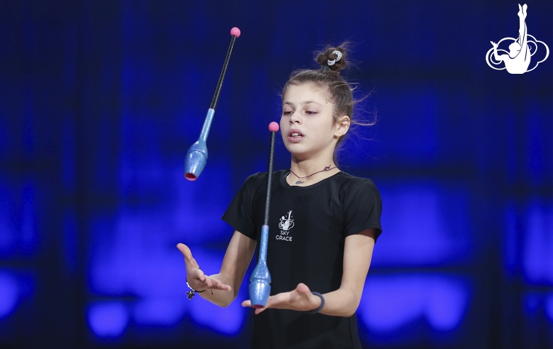 Karolina Tarasova during an exercise with clubs at floor testing