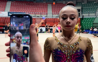 Перед выступлением на Aura Cup в Загребе олимпийская чемпионка Алина Кабаева поддержала Алесю Найфонову из Владикавказа и дала несколько важных советов