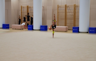 Alina Kabaeva tells Lia Rodionova how to throw the ball from a rear balance