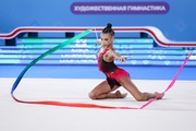 Кира Яблочникова во время упражнения с лентой