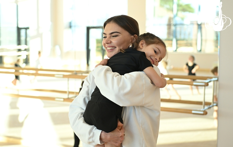 Олимпийская чемпионка Алина Кабаева во время занятия гимнасток из бесплатных групп раннего развития