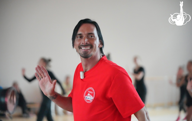 Alla Dukhova's TODES Theatre soloist Pavel Volosov during a master class