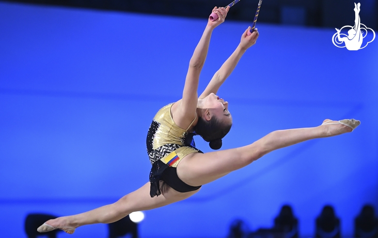 Manuela Gallego Henao during an exercise with clubs