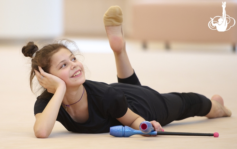 Karolina Tarasova with clubs during training