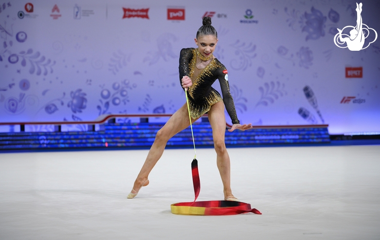 Арина Ковшова во время упражнения с лентой