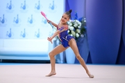 Ксения Савинова во время выполнения упражнения с булавами на всероссийском турнире «Кубок "Небесная грация"»