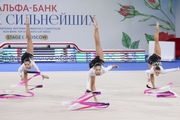 Групповички Нижнего Новгорода во время упражнения с лентами