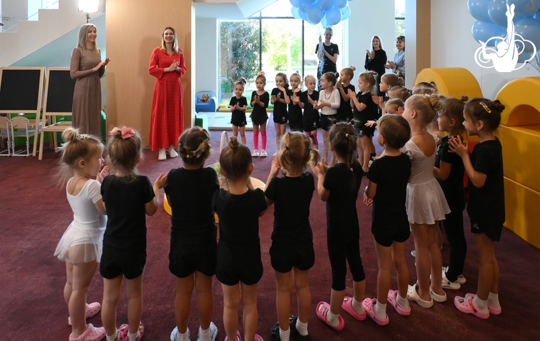 Специалисты Академии и гимнастки в преддверии Международного женского дня