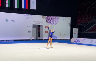 Олимпийская чемпионка помогает Варваре Топоровой настроиться на выступление с обручем